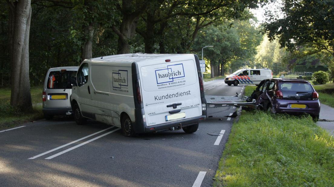 Op de Ericastraat gebeurde vanavond een ongeluk. Er vielen geen gewonden, maar er was wel veel blikschade (Rechten: Van Oost Media)