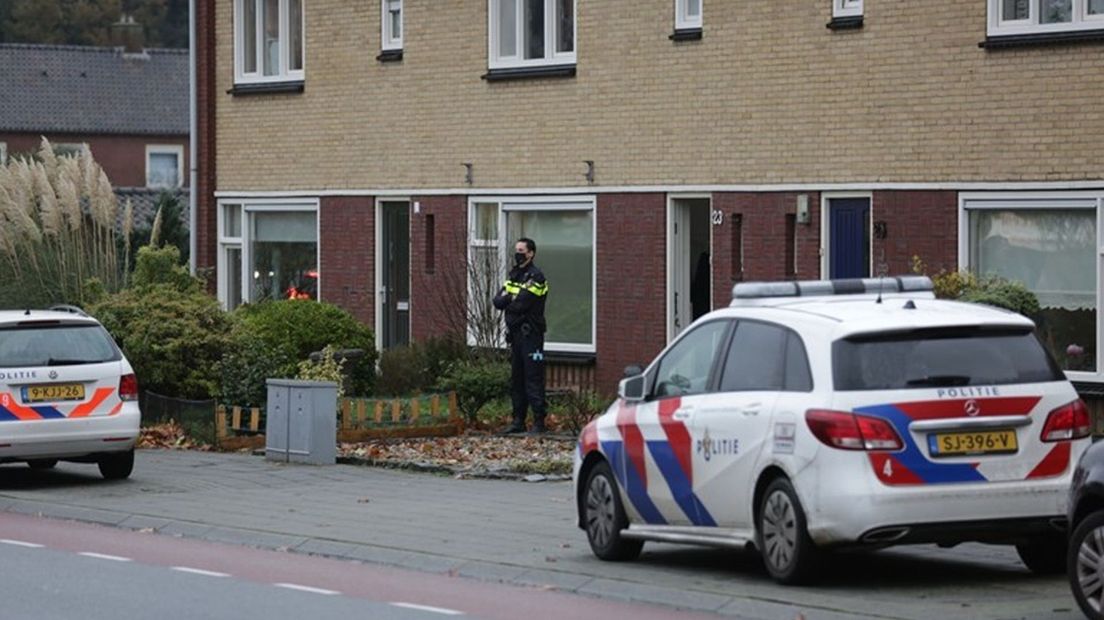 Een zwaarbewapende politie-eenheid viel de woning van de familie B. in Rijssen binnen.