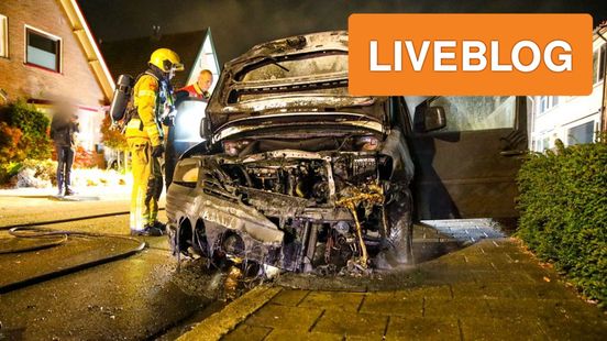 bestelbus brandt uit na harde knal • autos in sloot na ongeval. bestelbus brandt uit na harde knal • autos in sloot na ongeval.