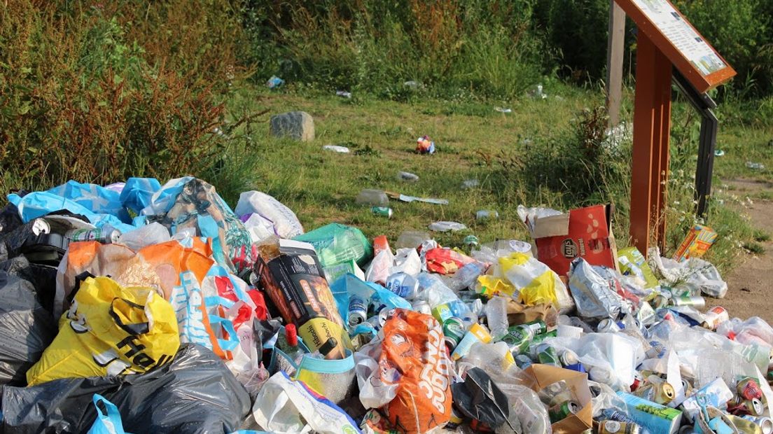 De gemeente Nijmegen heeft toezicht ingesteld om de hoeveelheid achtergelaten afval op het Waalstrand bij de stad tegen te gaan. De toezichthouders beginnen vrijdagmiddag met hun werk.