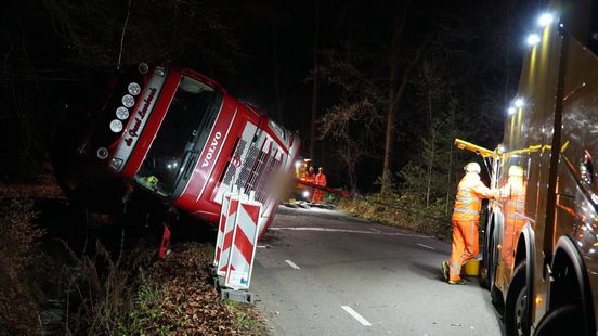 Vrachtwagen met 33.000 liter melk kantelt in Voorst