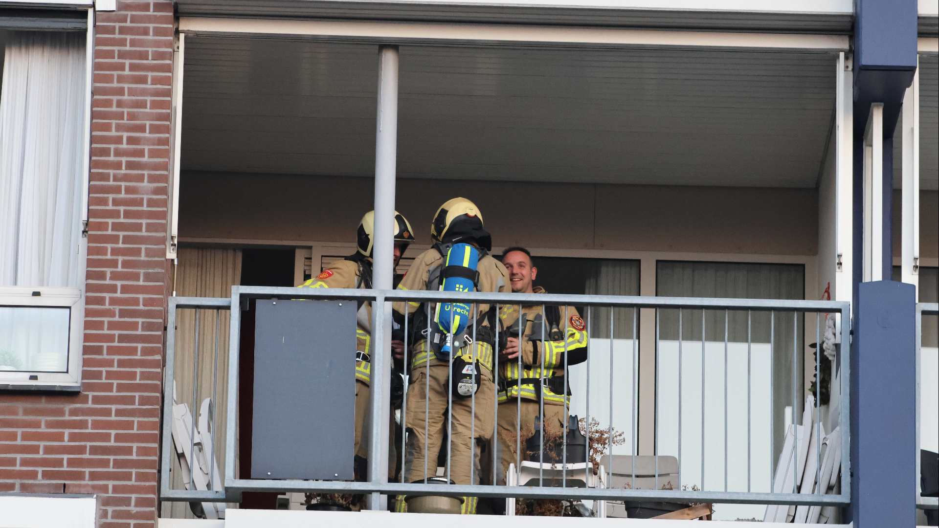 Voorbijganger hoort brandmelder uit woning, brandweer rukt uit