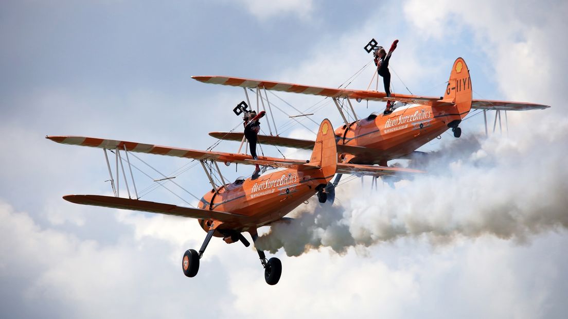 Twee wingwalkers in actie tijdens Oostwold Airshow