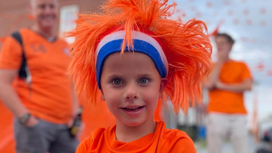 Ook de kinderen zijn helemaal oranje