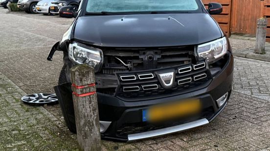 Auto tegen paal, bestuurder naar het ziekenhuis