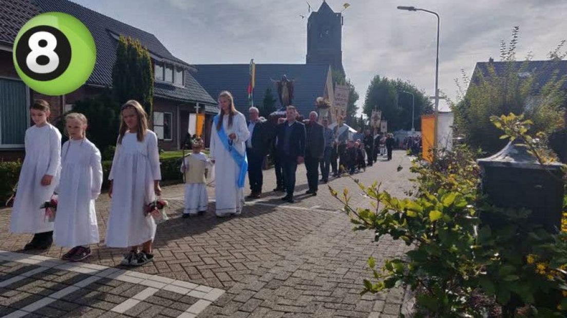 Traditie onder druk, processie in Azewijn zoekt gouden keeltjes