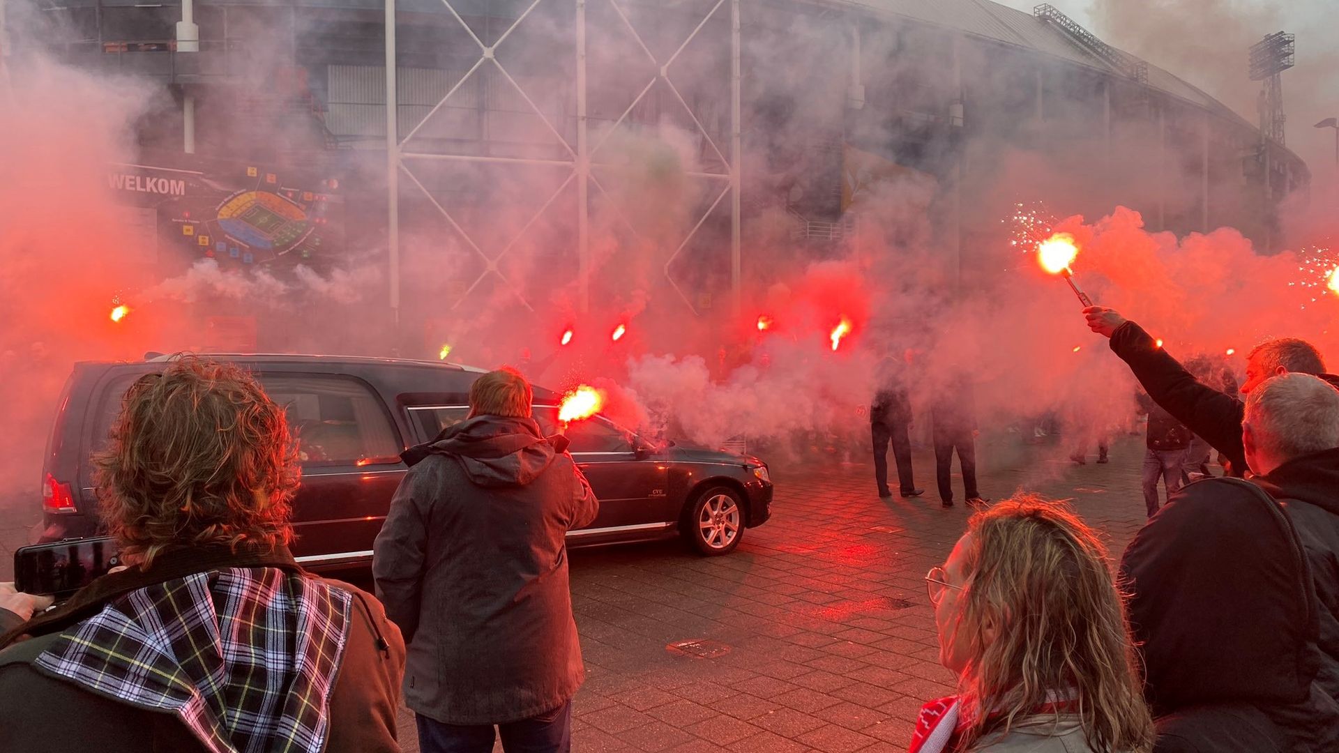 Het eerbetoon aan Feyenoord-cultheld Christian Gyan bij De Kuip