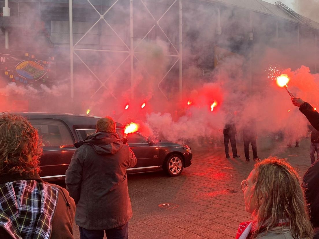 Het eerbetoon aan Feyenoord-cultheld Christian Gyan bij De Kuip