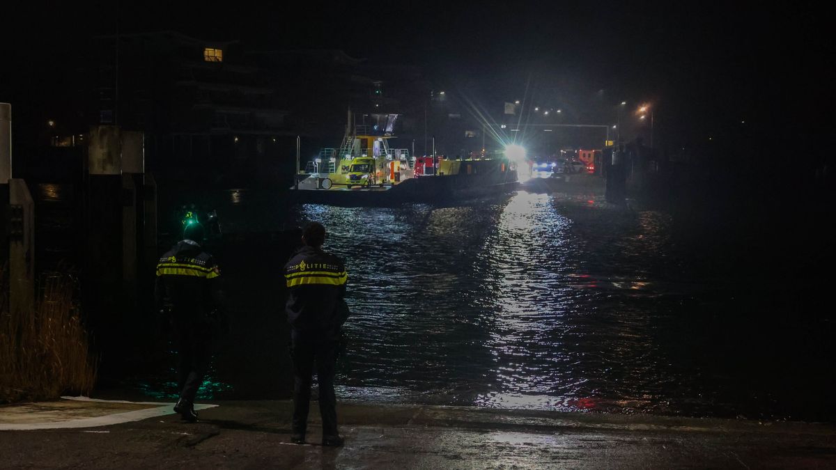 Auto rijdt water in bij veerpont, zoektocht naar bestuurder in volle gang