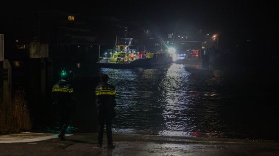 Auto rijdt water in bij veerpont, zoektocht naar bestuurder in volle gang