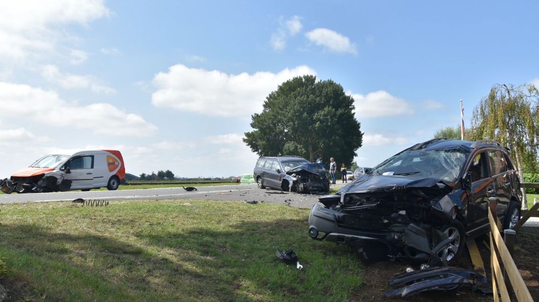Tussen Meppel en Wanneperveen zijn drie auto's gebotst (Rechten: De Vries Media)