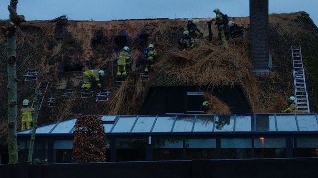 Wellnesscentrum De Zwaluwhoeve in Hierden is maandagmiddag ontruimd. Er woedde een uitslaande brand in een rieten dak.