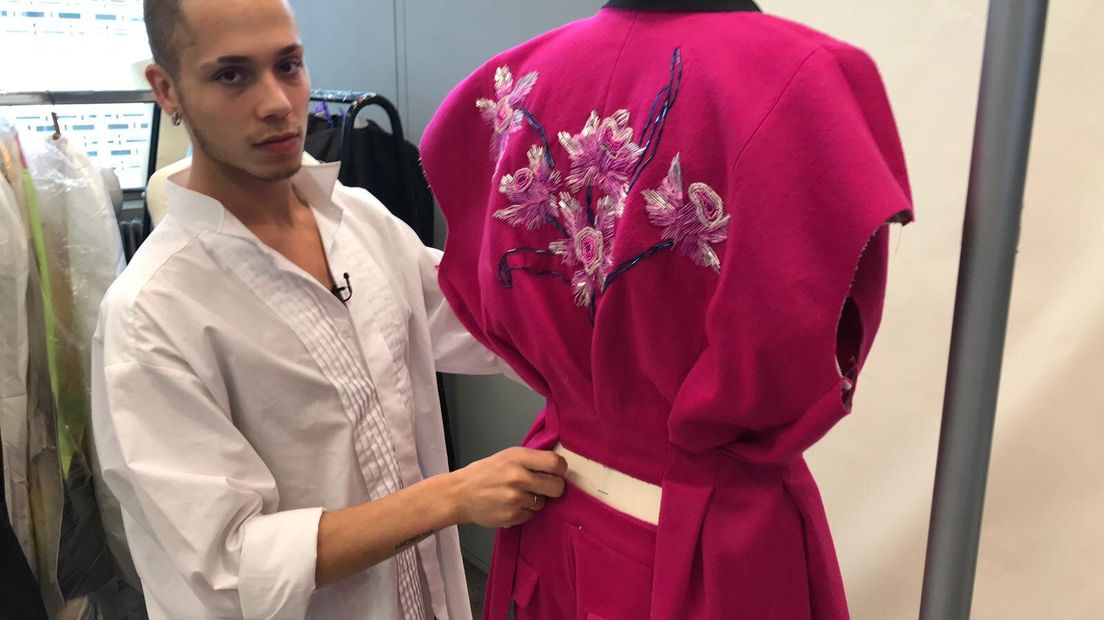 De mode-academie in Arnhem – tegenwoordig Artez Fashion Design – heeft een reputatie hoog te houden. Ze leverden al grote namen in de modewereld af zoals Viktor & Rolf en Iris van Herpen. Dus als je het wil maken in de mode, is Arnhem the place to be. Dat vond ook Dylan Westerweel. Hij zit een paar dagen voor de Artez Fashion Design Graduation Show waar hij de afgelopen 4 jaar naartoe heeft gewerkt.