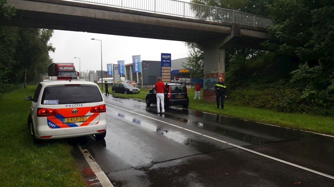 Auto op z'n kant bij ongeluk in Enschede