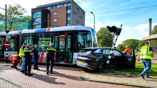Auto klem tussen tram en stoplicht na botsing op trambaan in Barendrecht. Auto klem tussen tram en stoplicht na botsing op trambaan in Barendrecht.