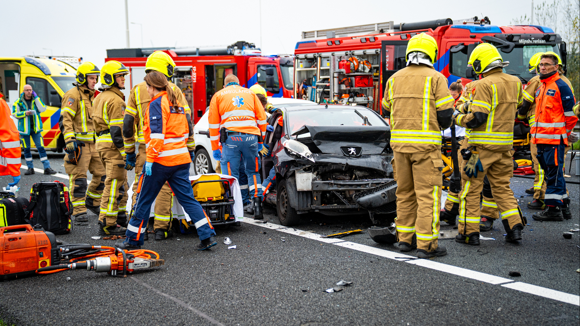 Een van de auto's raakte zwaar beschadigd bij het ongeluk op de A15