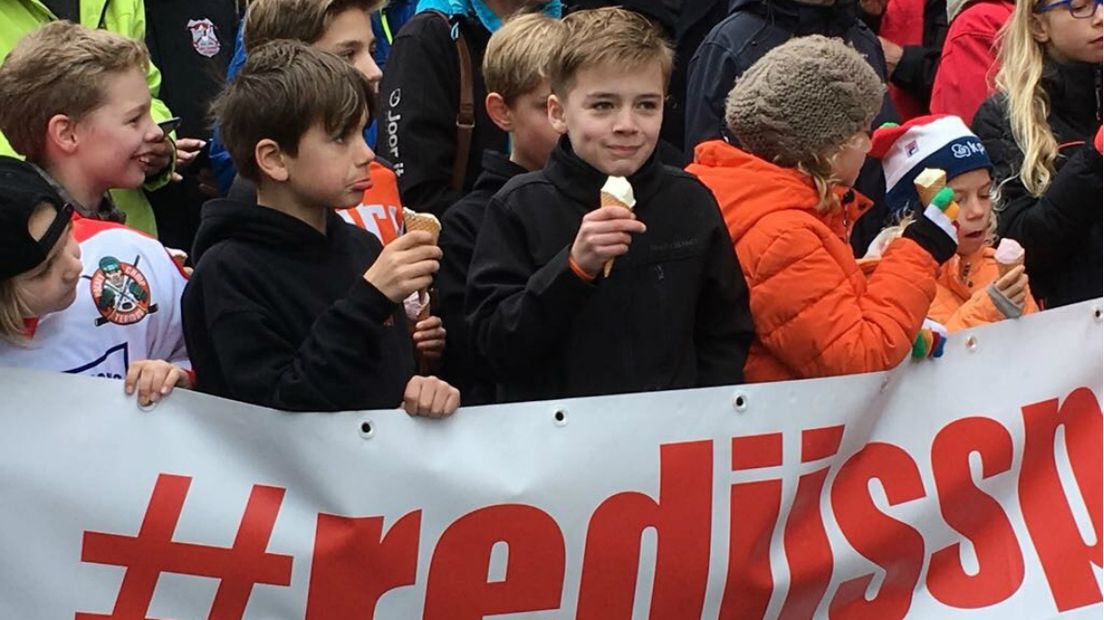 De jeugd kreeg een ijsje, onder het mom. 'Het enige ijs dat er dadelijk nog in Leiden is'.