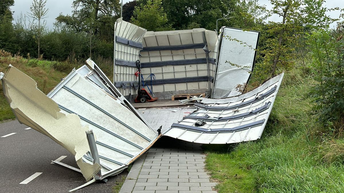 Wéér raak: bestelwagen rijdt zich vast in tunnel in Gronsveld