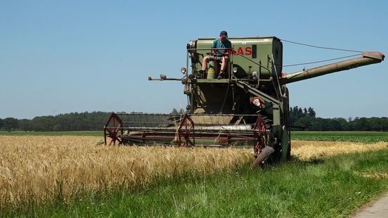 Raoul is 18 jaar oud en rijdt op 60 jaar oude combine: 'Onverwoestbare techniek'