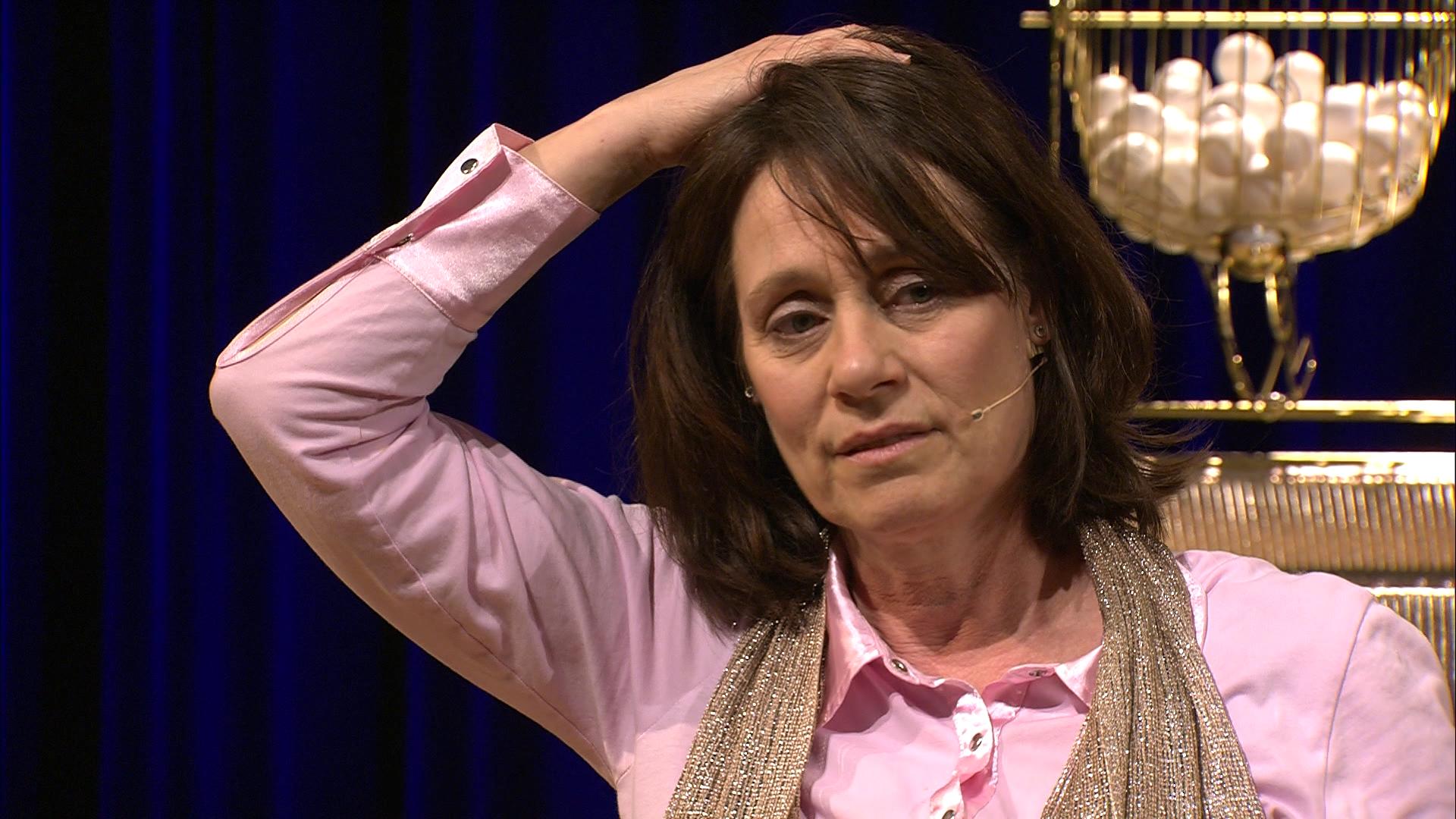 Regisseur Tamara Schoppert, hjir yn de foarstelling BINGO