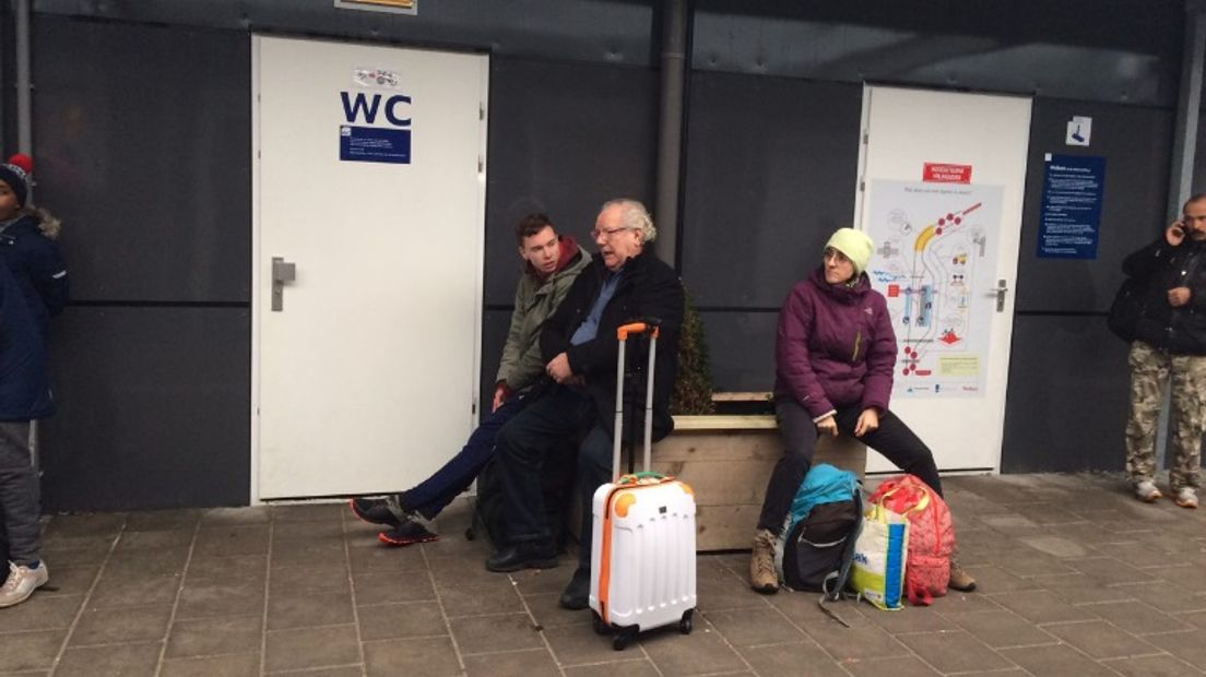 Wachten op het station in Assen nu de treinen niet rijden (Rechten: RTV Drenthe)