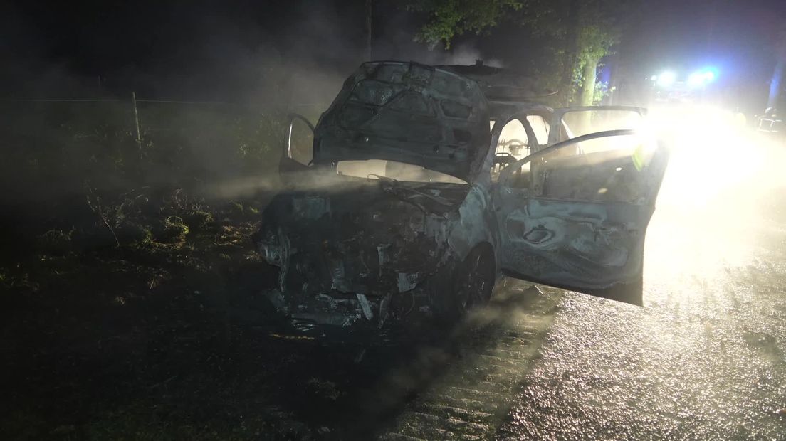 Auto gaat in vlammen op in Alteveer