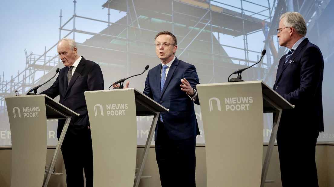 Johan Remkes, René Paas en Koen Schuiling tijdens hun presentatie in Nieuwspoort