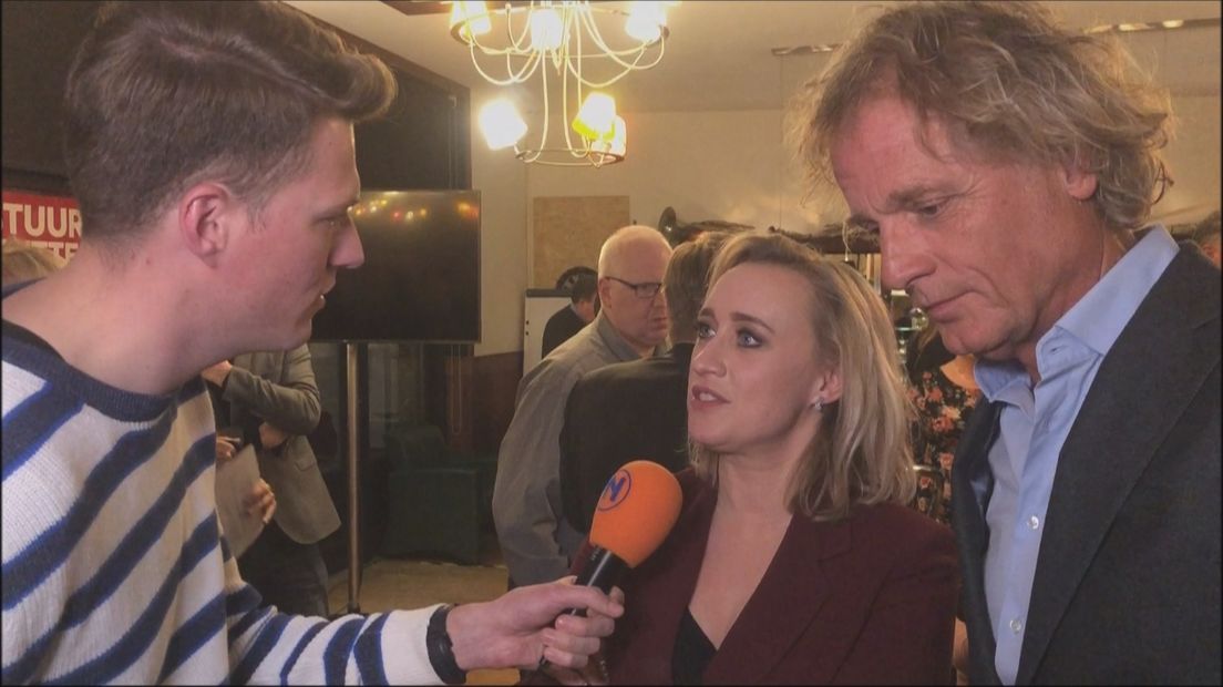 Verslaggever Martin Drent interviewt Eva Jinek en Jeroen Pauw.