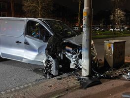 Bestelbus botst op paal, grote ravage op Loosduinseweg