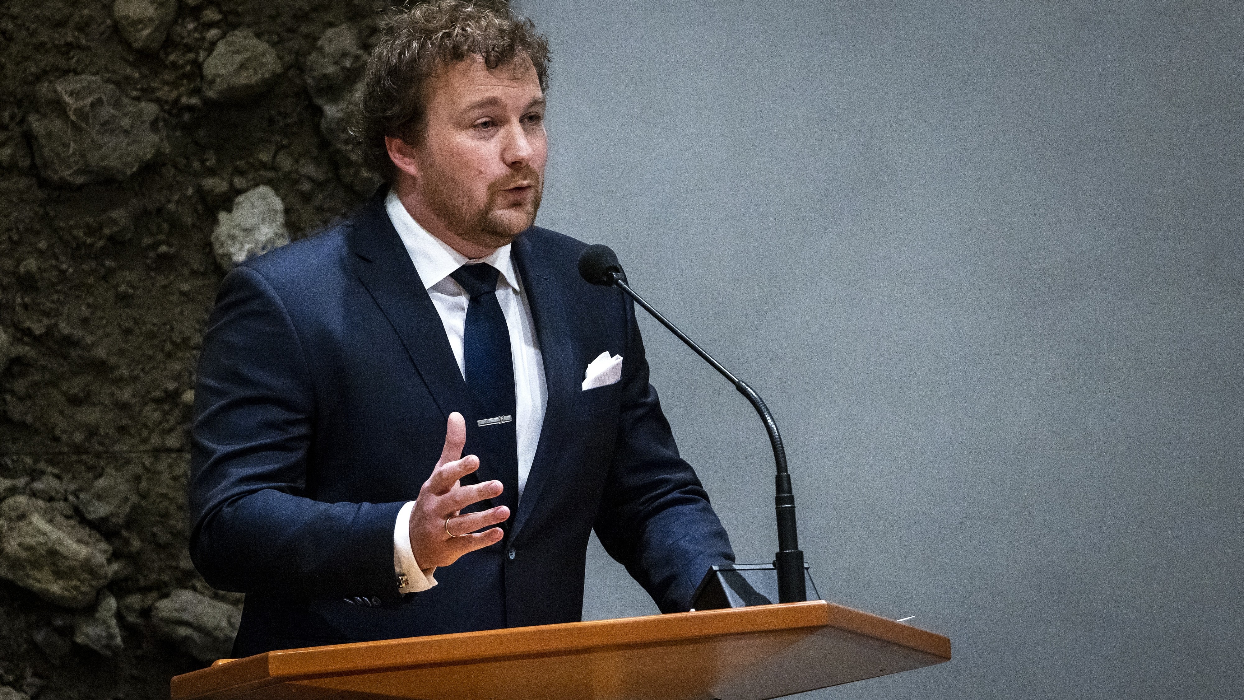 Romke de Jong oan it wurd by in debat