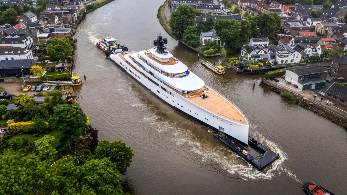 Op één na grootste megajacht ooit dat door regio vaart trekt twee dagen bekijks: 'Wat een ding!'
