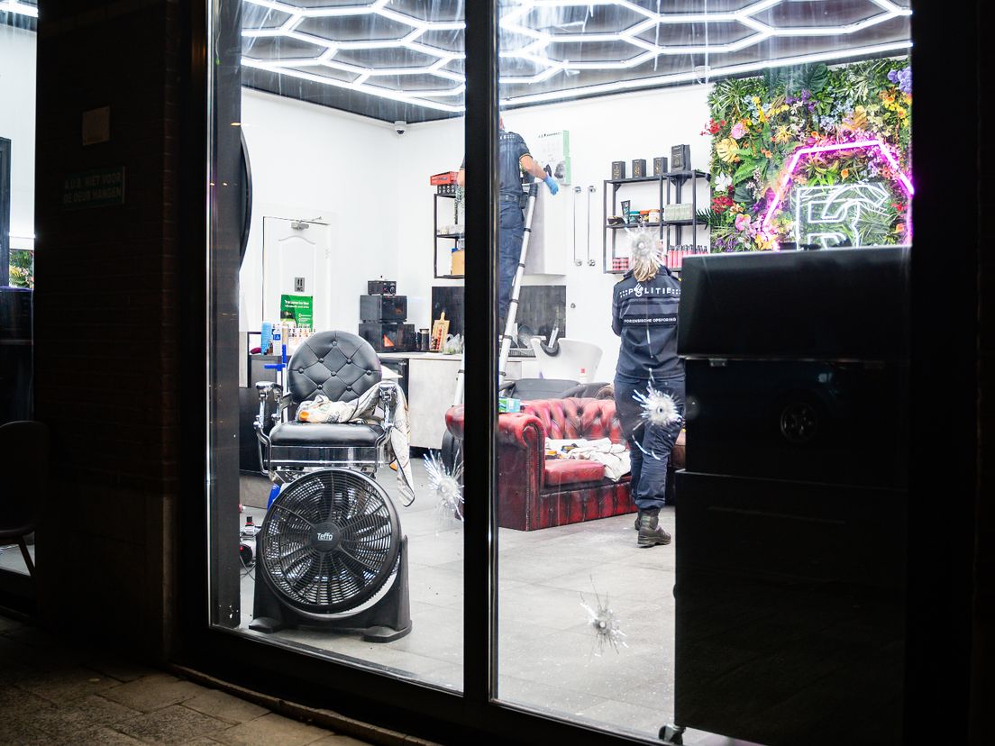 De kapperszaak met kogelgaten in de ruiten