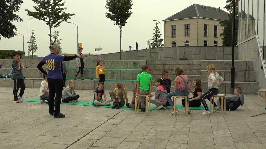 Musicalles buiten bij Zinder.