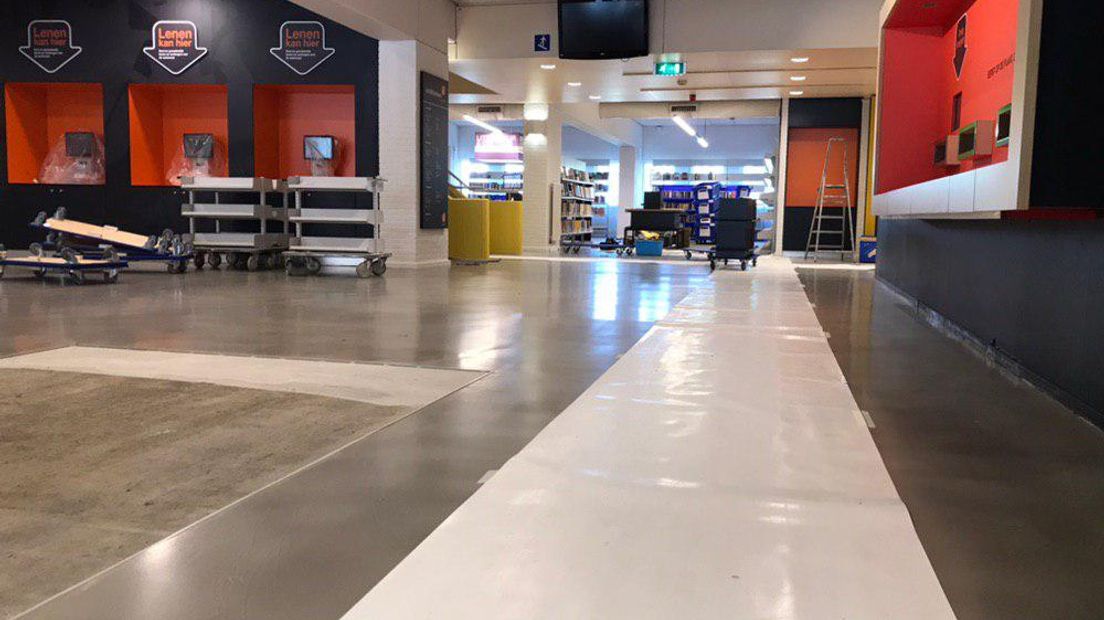 Om de nieuwe vloer te sparen, liggen er nog stuklopers op (Rechten: RTV Drenthe / Erwin Kikkers)