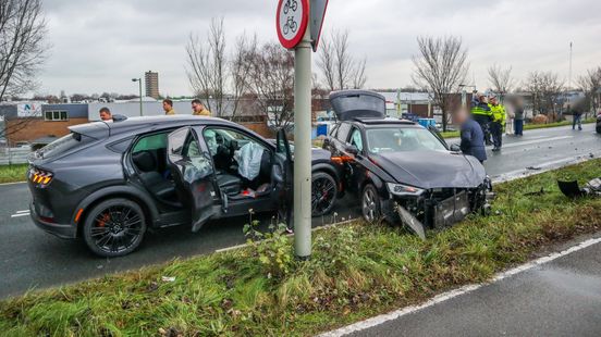 Twee gewonden bij harde botsing met drie auto’s. Twee gewonden bij harde botsing met drie auto’s.