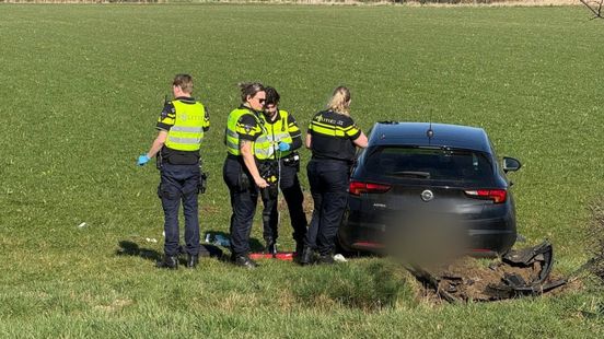 Ambulance schiet te hulp, maar rijdt zich vast in weiland