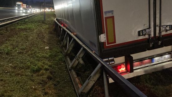 Bijna 100 meter vangrail beschadigd na ongeluk, snelweg nog uren deels afgesloten. Bijna 100 meter vangrail beschadigd na ongeluk, snelweg nog uren deels afgesloten.