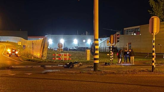 Scooter komt ten val bij ongeval: automobilist rijdt door