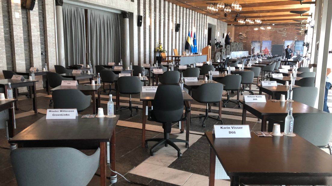 De geïmproviseerde Statenzaal.
