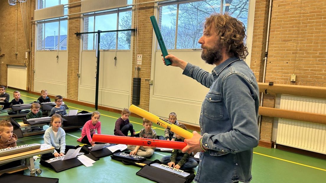 Eelco Engelsma geeft instructies