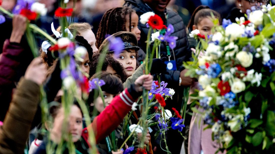Kinderen tijdens de dodenherdenking op 4 mei.