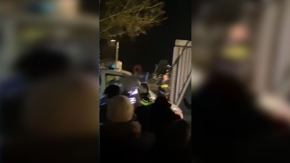 VIDEO | Gemoederen lopen hoog op bij aanhouding verdachte steekpartij in Heemserveen
