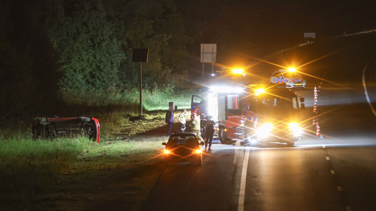 Auto raakt van de weg en belandt naast de A6 bij Lemmer