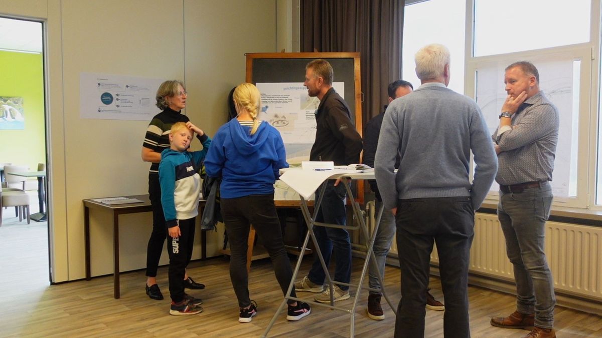 Automobilist te gast op route naar vakantiepark of strand Nieuwvliet
