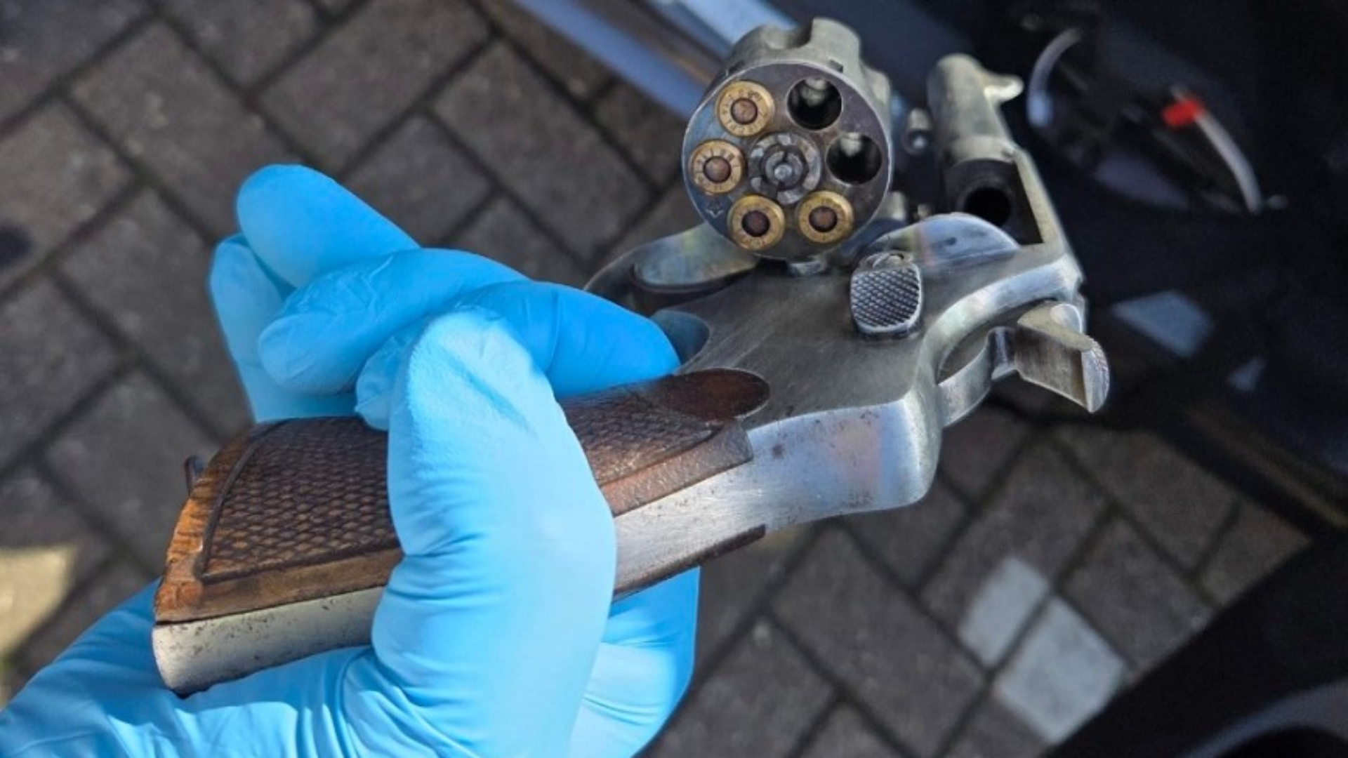 De bijrijder bleek softdrugs en een geladen vuurwapen bij zich te hebben.