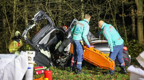 Autos botsen op elkaar bij ernstig ongeval. Autos botsen op elkaar bij ernstig ongeval.