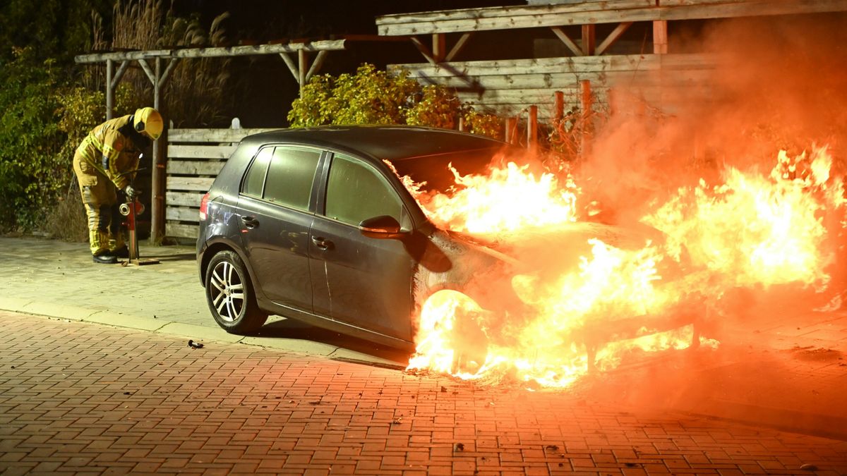 Autobrand in Sneek, mogelijk aangestoken