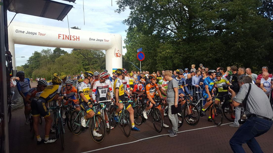 Maarten Tjallingii is officieel in juni al gestopt met wielrennen, maar vanmiddag stapte hij nog één keer op de racefiets. De renner won de afscheidsrace, die speciaal voor hem georganiseerd was.