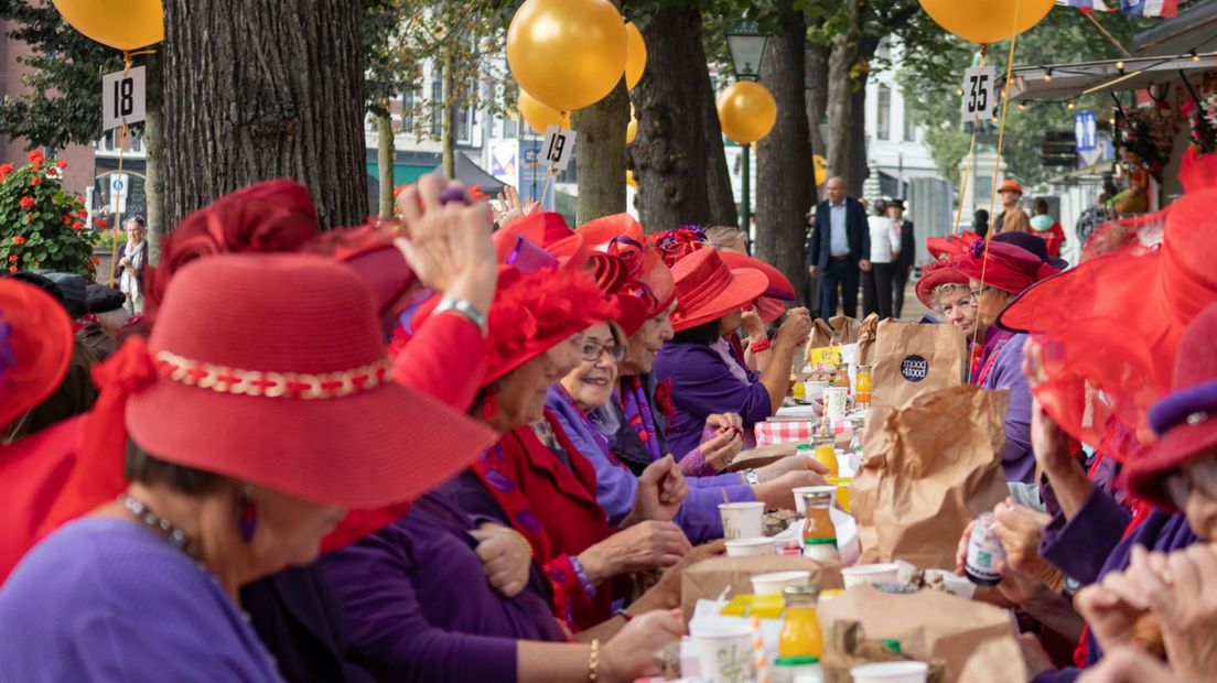 Publieksdag Prinsjesfestival vanwege regen verplaatst van Hofvijver naar Grote Kerk