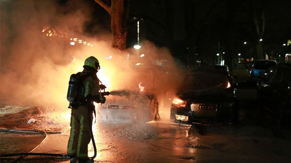 De brandweer bezig de vlammen te bedwingen